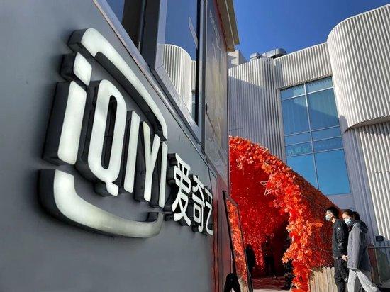  爱奇艺2025年财报显示，营收连续回落净利润转亏；会员广告双承压，长视频平台破局之路漫长。 娱乐新闻