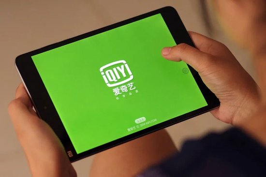  爱奇艺2025年财报显示，营收连续回落净利润转亏；会员广告双承压，长视频平台破局之路漫长。 娱乐新闻