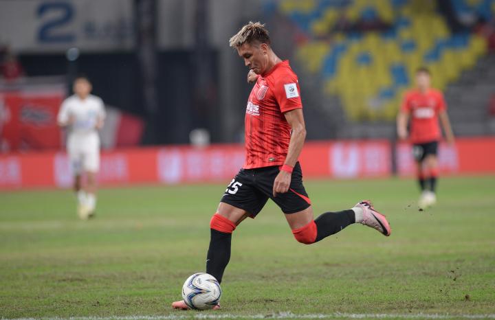  成都蓉城续约老将买提江；35岁中场继续征战绿茵；经验与激情并存。 体育新闻 成都蓉城续约老将买提江；35岁中场继续征战绿茵；经验与激情并存。 体育新闻