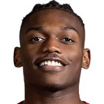  拉斐尔·莱奥身价预热引热议；四种选项各有依据，米兰核心价值待定。 体育新闻