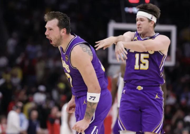  末节东契奇闪耀全场，湖人收获关键胜利；里夫斯谈团队无私与坚持之道 体育新闻 末节东契奇闪耀全场，湖人收获关键胜利；里夫斯谈团队无私与坚持之道 体育新闻