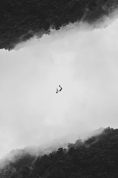  伊拉克民兵总部遭遇空袭；伊朗导弹行动引发关注；中东和平前景面临考验。 新闻