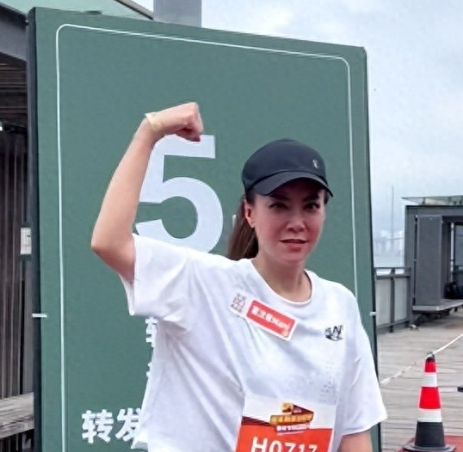  维多利亚港的众生图谱：光影背后的真实叙事与虚妄构建 情感心理