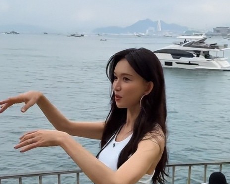  维多利亚港的众生图谱：光影背后的真实叙事与虚妄构建 情感心理