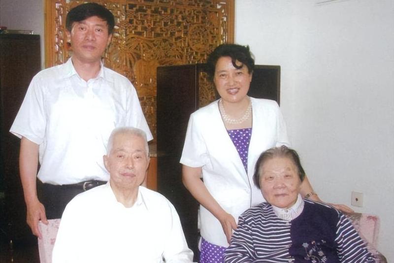  【军事档案解密】刘竹溪：从160场血战走出的弹片英雄，上校军衔背后的革命抉择 新闻