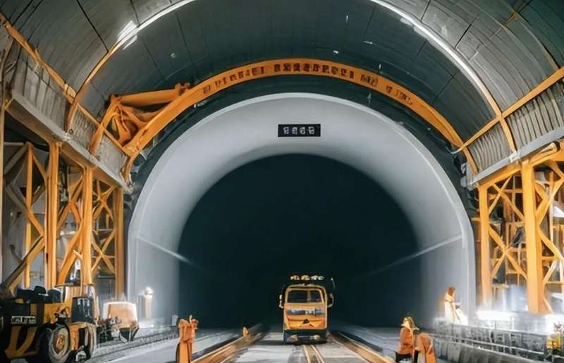  穿越89米深长江：全球首条350km/h水下高铁隧道如何从工程极限走向人类奇迹 新闻